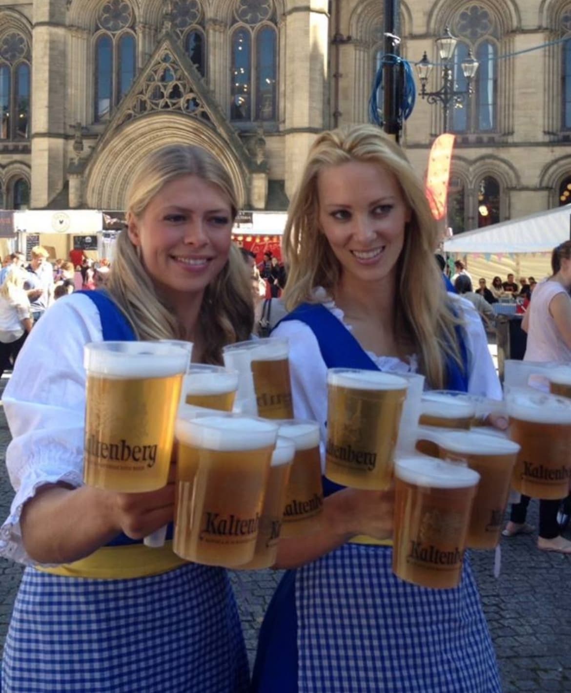 Event organisers discussing sustainable drinkware compliance at a festival bar
